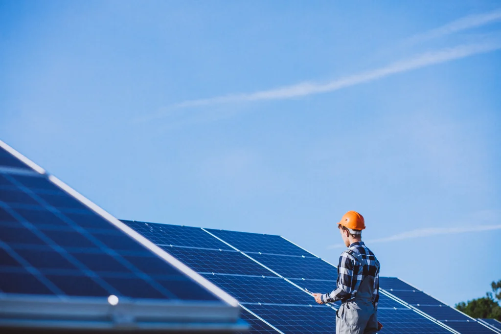 1-man-worker-firld-by-solar-panels